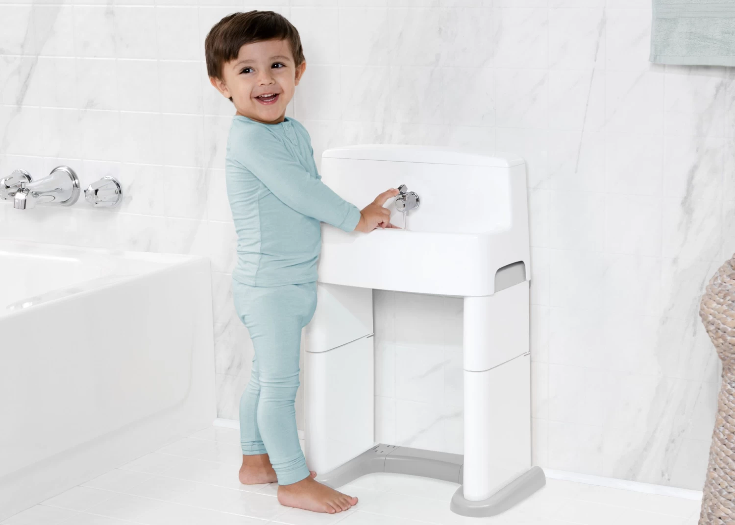 Delta Children PerfectSize 3-in-1 Convertible Sink, Step Stool And Bath Toy For Kids 2 Delta Children PerfectSize 3-in-1 Convertible Sink, Step Stool And Bath Toy For Kids - Image 2